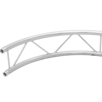 Estrutura metálica curva prateada com tubos e suportes em fundo branco