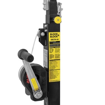 Mecanismo de elevação metálico preto com alavanca prateada e etiquetas amarelas