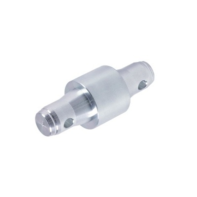 Peça metálica cilíndrica prateada com furos nas extremidades sobre fundo branco