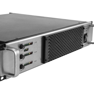 Amplificador de potência profissional com painel frontal cinza e botões rotativos