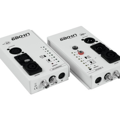 Dois dispositivos eletrônicos brancos com conectores XLR e marca LHOB2