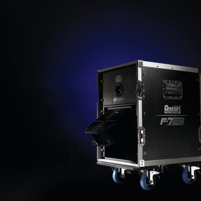 Caixa de transporte preta Antari F7 Fog Machine com rodas em fundo azul escuro
