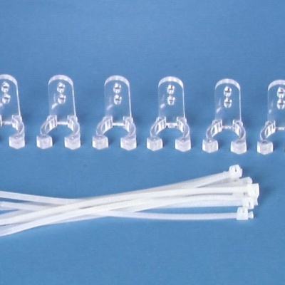 Suportes transparentes de plástico com abraçadeiras de nylon brancas