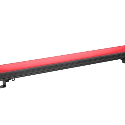 Barreira de proteção preta com topo vermelho e suportes metálicos.