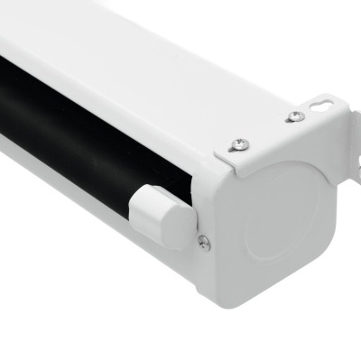 Estores enroláveis de tecido preto com suporte branco para montagem