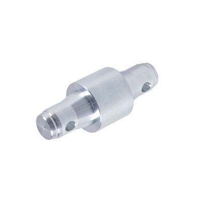 Peça metálica cilíndrica prateada com orifícios, fundo branco