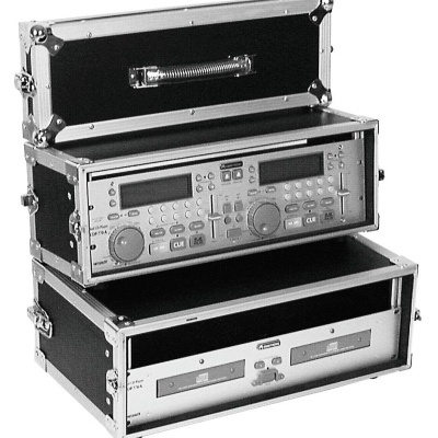 Equipamento de áudio DJ em caixa de transporte preta com metal