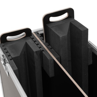 Mala rígida preta aberta com interior em espuma protetora e duas alças de plástico