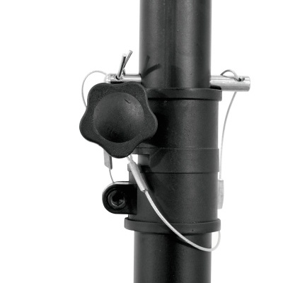 Peça de tubo preto com manípula de aperto e pinos de segurança em fundo branco