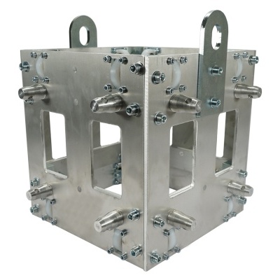 Estrutura metálica cúbica com placas aparafusadas e duas alças para elevação