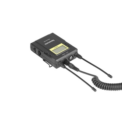 Rádio comunicador preto com visor digital amarelo e antenas