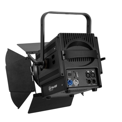 Projetor de luz profissional preto com abas reguladoras e conectores