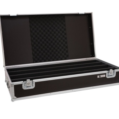 Mala rígida preta com interior almofadado, estrutura metálica e fechos de metal