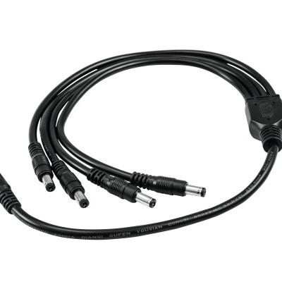 Cabo split preto com um conector fêmea e quatro conectores macho redondos.