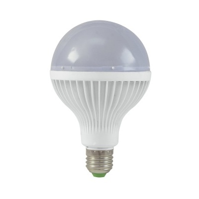 Lâmpada LED branca com base metálica e ranhuras verticais no corpo