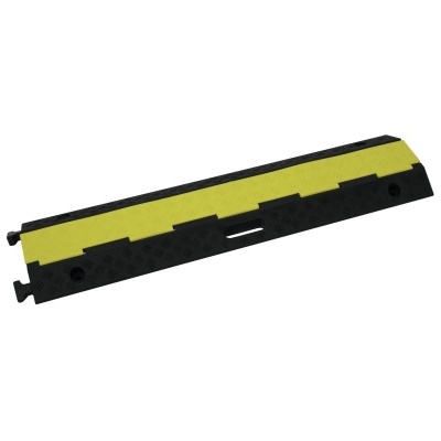 Tapete tapa cabos preto com faixa amarela sobre fundo branco