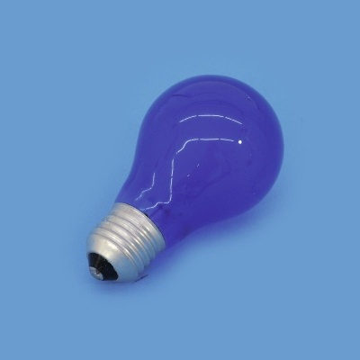 Lâmpada de bulbo azul com base metálica prateada sobre fundo azul