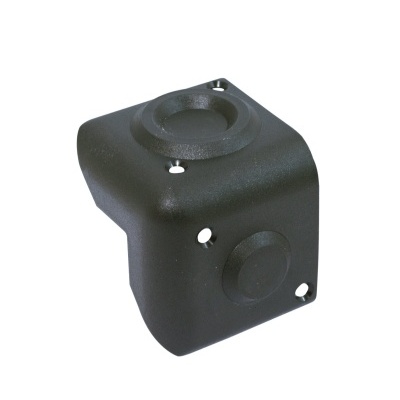 Peça industrial preta em plástico rígido com orifícios sobre fundo branco