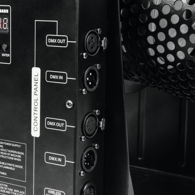 Painel de controlo preto com conectores DMX e visor digital e estrutura perfurada cilíndrica preta