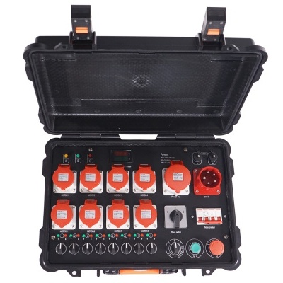 Mala preta com tomadas elétricas vermelhas e painel de controlo aberto