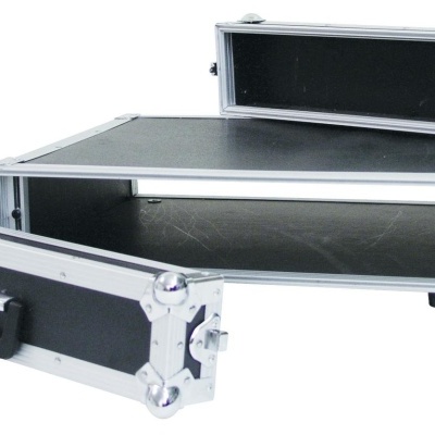 Mala de transporte preta com estrutura metálica prateada e alça preta aberta