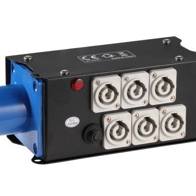 Multiplicador de tomadas elétricas industriais preto com conectores azuis e seis tomadas cinza