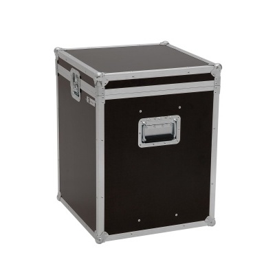 Caixa de transporte cúbica preta com estrutura metálica e pega embutida