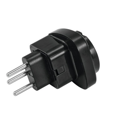 Adaptador de tomada preto com pinos metálicos em fundo branco