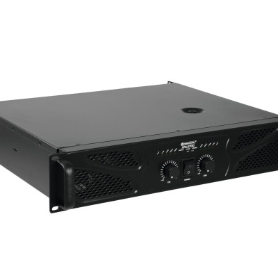 Amplificador de som profissional preto com botões frontais e grelhas de ventilação