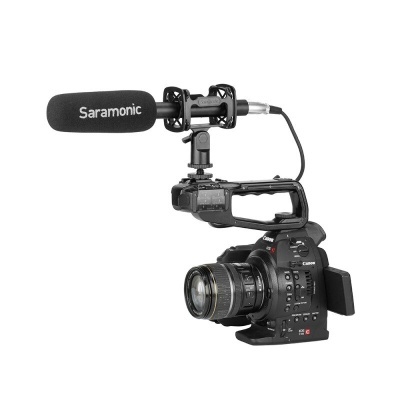 Câmara Canon com microfone Saramonic preto em fundo branco