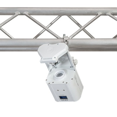 Projetor branco suspenso numa estrutura metálica prateada