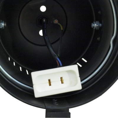 Interior de cilindro metálico preto com ficha elétrica branca e fios no interior