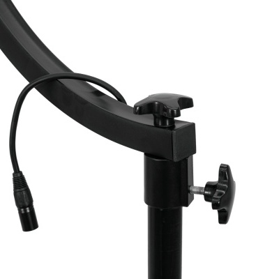 Braço ou suporte metálico preto com conector e peças de aperto