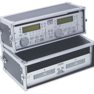 Equipamento de DJ em caixa de transporte preta com bordas metálicas