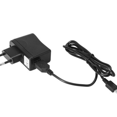 carregador preto com cabo USB micro-USB