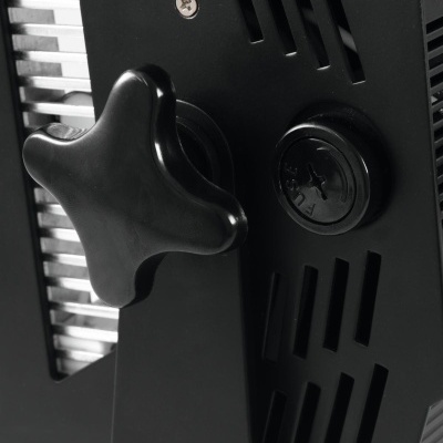 Detalhe de equipamento preto com parafuso estrela e botão redondo