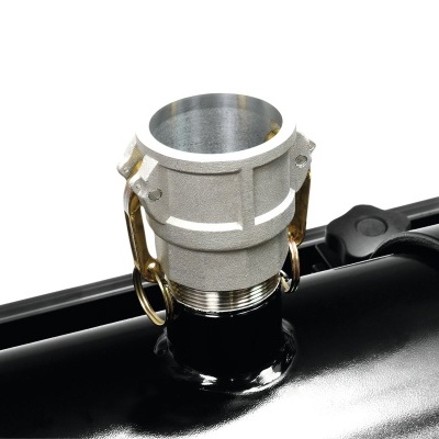 Conector metálico prateado com argolas douradas num tubo preto