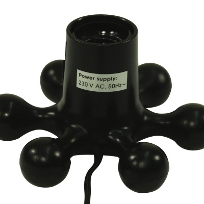 Base preta com cinco prolongamentos arredondados e etiqueta com texto Power supply: 230 V AC, 50Hz