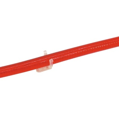 Tubo de plástico vermelho com braçadeira transparente