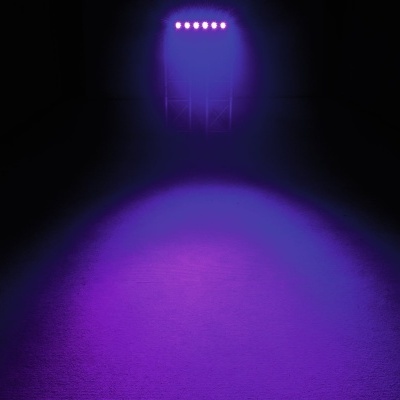 Luz LED roxa focos iluminando superfície escura