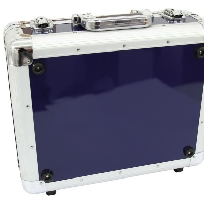 Mala rígida azul escura com moldura metálica prateada e fechaduras no topo