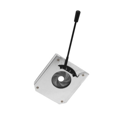 Dispositivo com alavanca preta e base metálica retangular