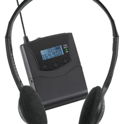 Auricular preto com dispositivo transmissor/receptor e ecrã digital