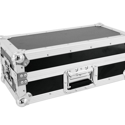 Estojo rígido preto com reforços metálicos prateados para transporte