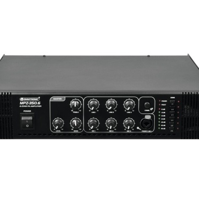 Amplificador áudio profissional preto com botões e indicadores LED