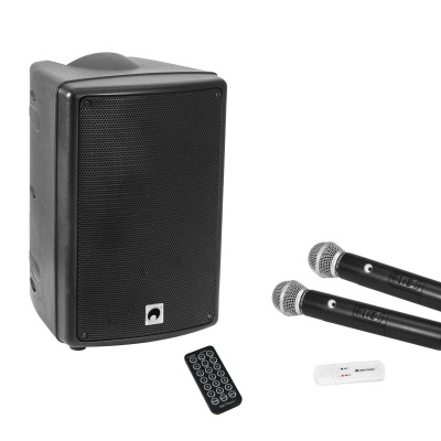 Coluna de som preta, dois microfones sem fios, comando remoto e dongle USB