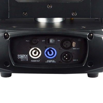 Conectores e portas na parte traseira de um equipamento eletrónico preto