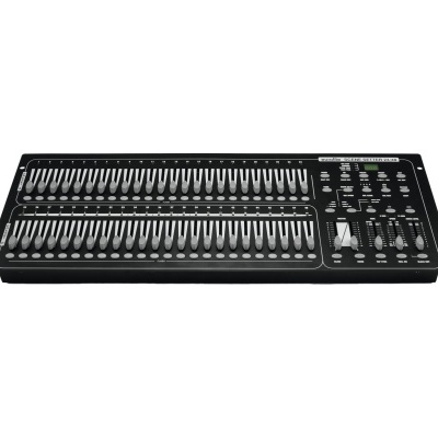 Mesa de mistura digital preta com botões e faders sobre fundo branco