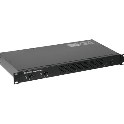 Amplificador de áudio preto com botões rotativos e indicadores LED