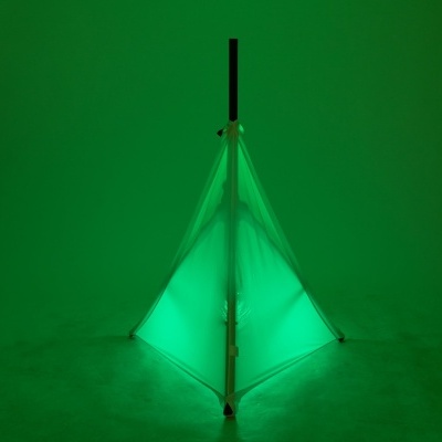 Estrutura triangular iluminada em verde montada num tripé preto